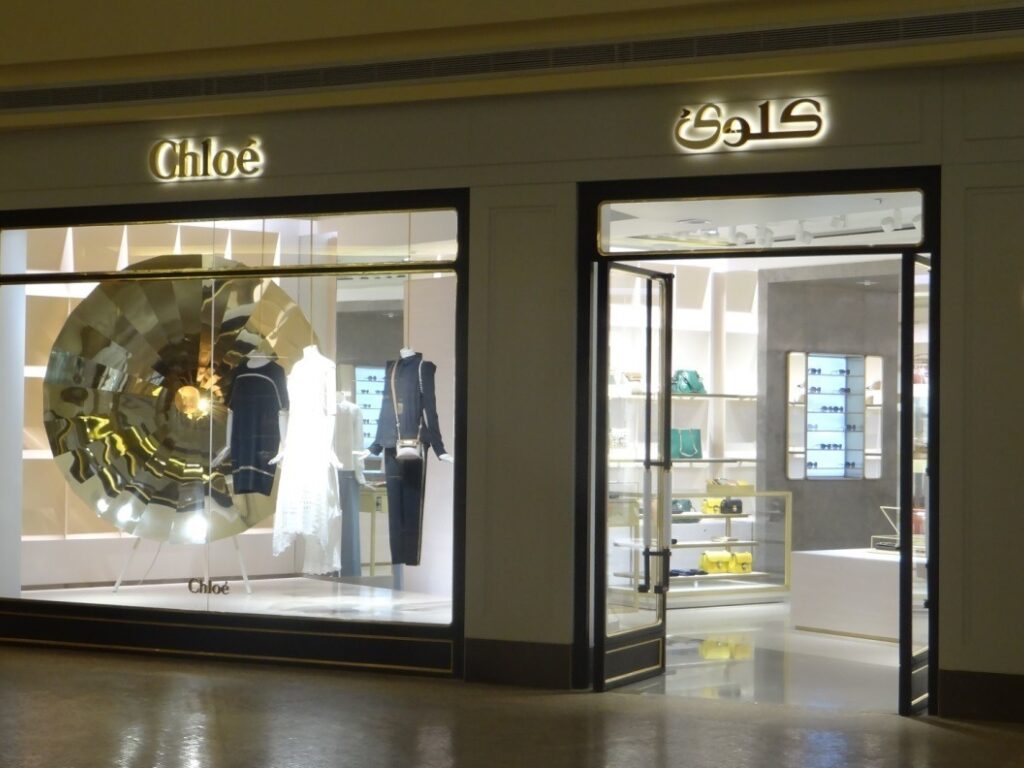 Chloe shop front with the E2809 C Sun E2809 D theme for the SS season